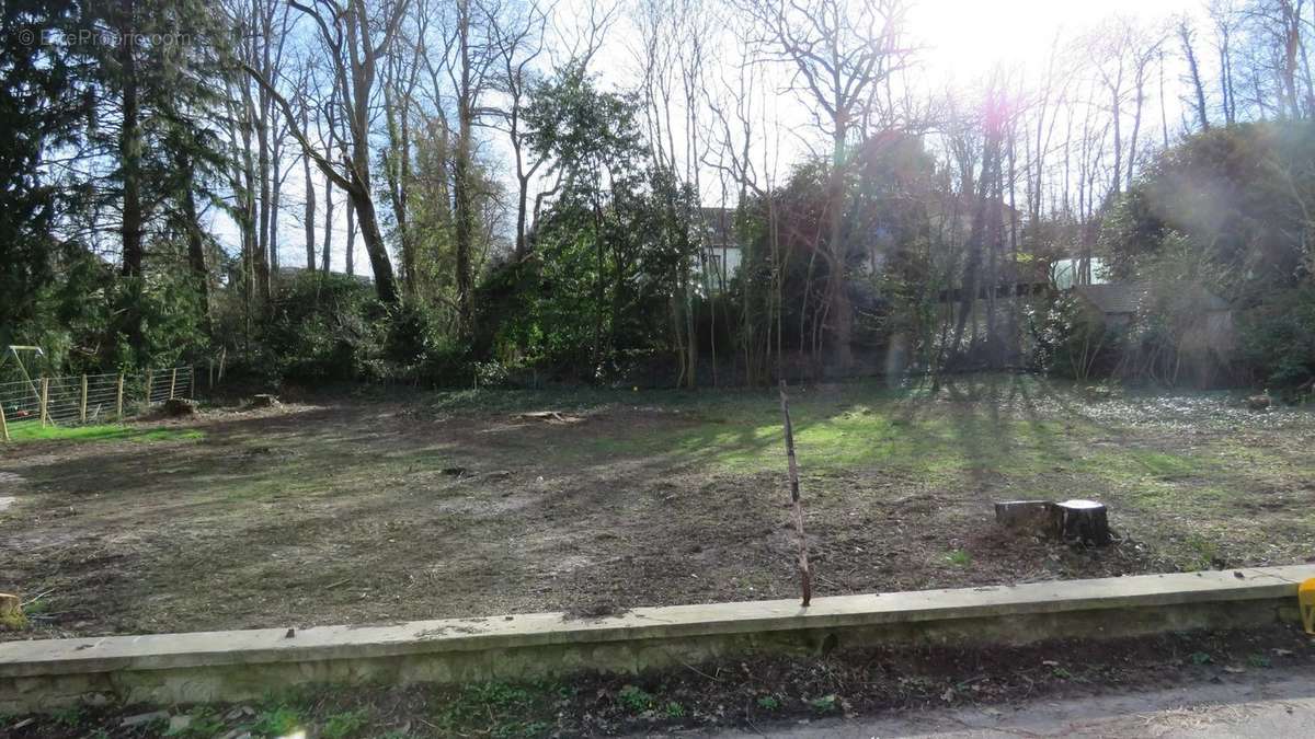 Terrain à MONTFORT-L'AMAURY