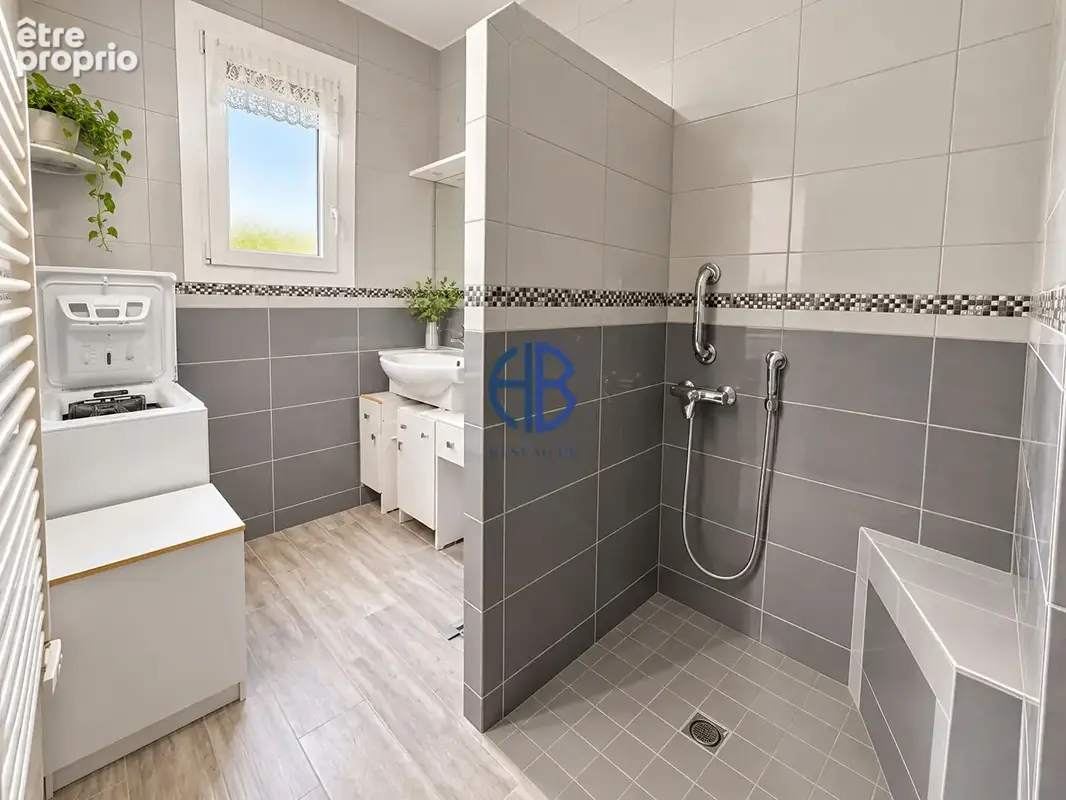 Maison de charme au coeur du village, 3 chambres et beau potentiel d'aménagement ! - photo 9