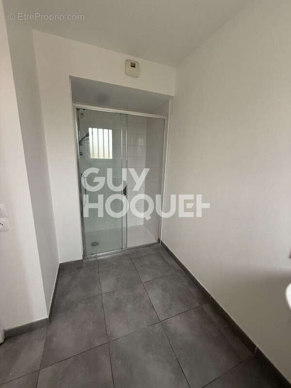 A vendre à PEZILLA LA RIVIERE (66370)  Maison F5 de 90 m² avec jardin et garage. - photo 4