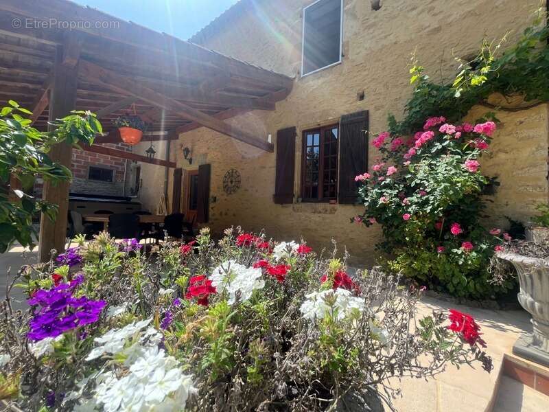 PLAISANCE (32): SANS TRAVAUX, MAISON XVIIIs restaurée avec élégance SUR 240M2 habitables, 6600m2 de jardin,géothermie,  puits, g - photo 57