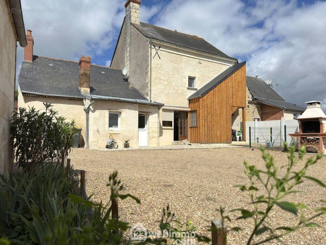 Maison de bourg en tuffeau avec vie de plain-pied. - Maison à VERNOIL