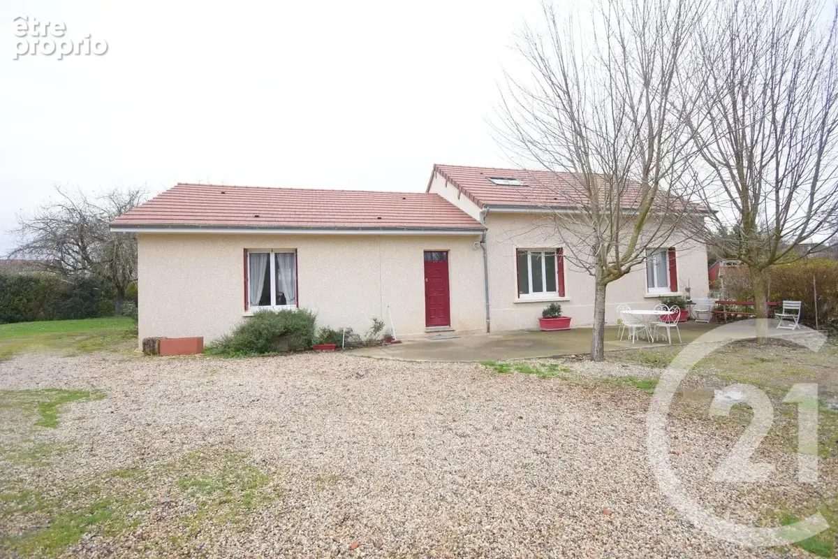 Maison 9 pièces 272 m² à vendre à Vendat (03110) - photo 2