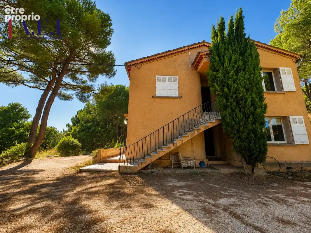 Six Fours les plages - Maison de 174 m2 habitables sur une parcelle de 5 744 m2 - photo 4