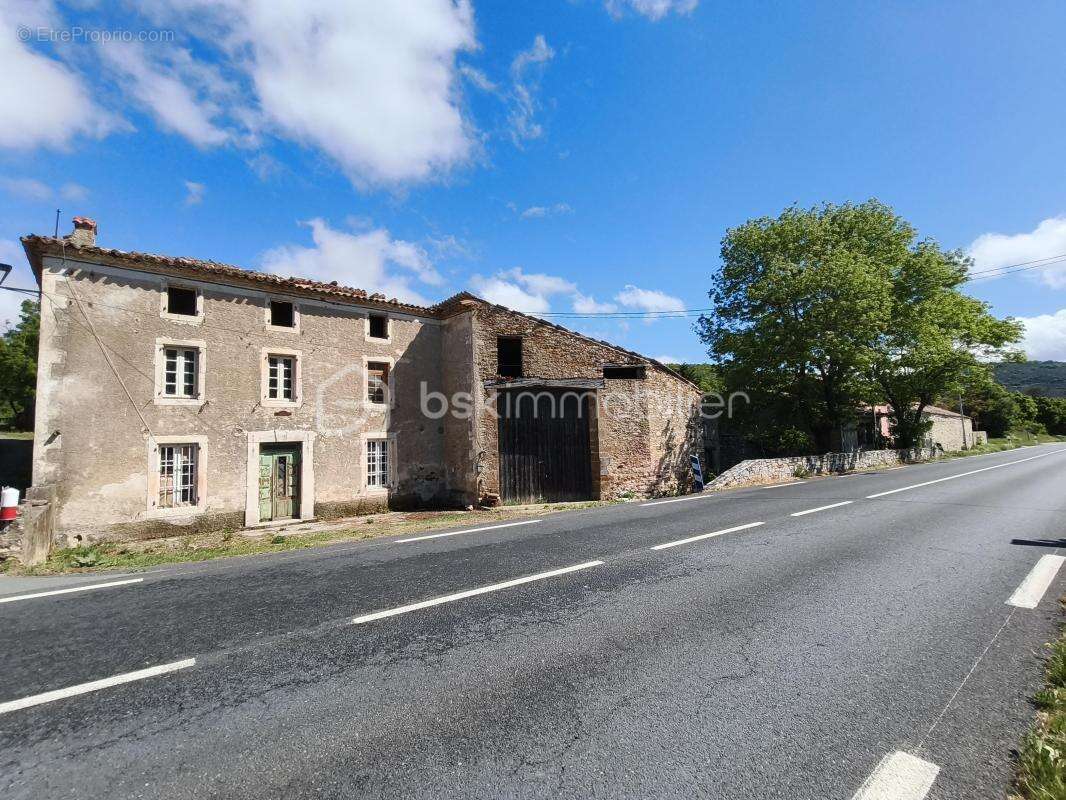 Maison a renover avec grand garage et exterieur - photo 4
