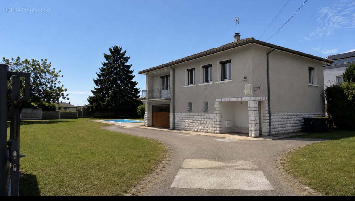 Maison à MONTAGNIEU