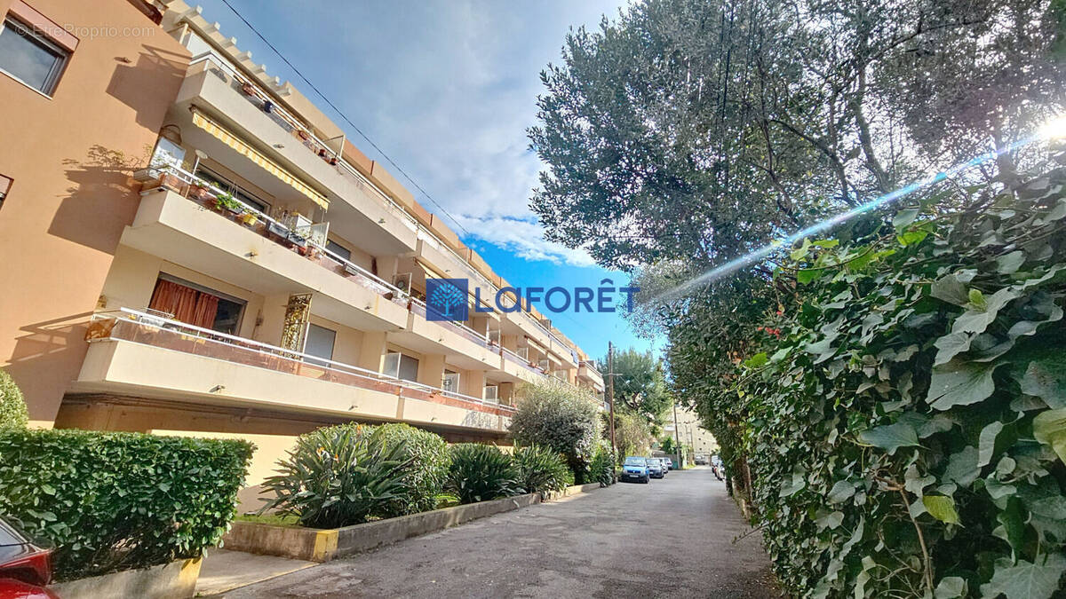 Appartement à SAINT-LAURENT-DU-VAR