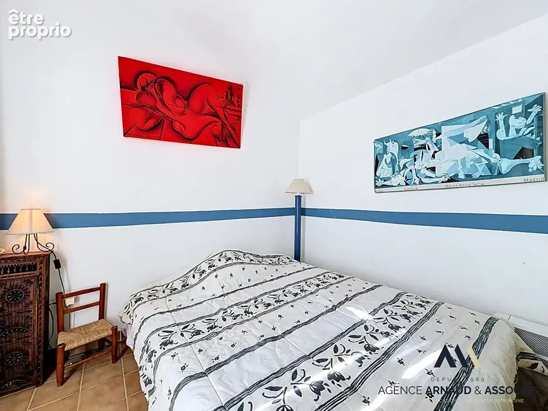 Maison de plain-pied avec piscine, grand jardin arboré et beau potentiel - photo 9