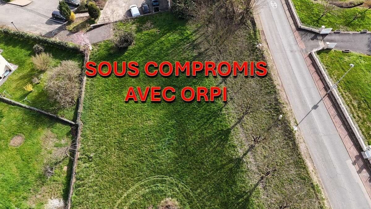 Terrain à SAVIGNY