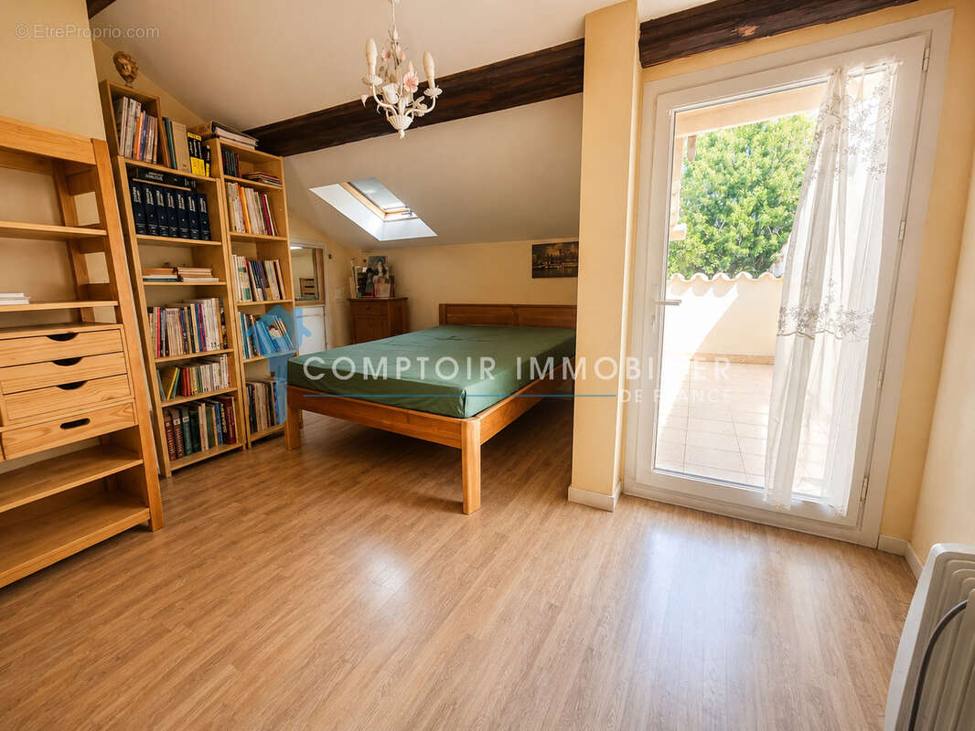 Dépt Hérault (34), à vendre Saint Jean de la Blaquiere Maison de ville de 69m2 garage et terrasse. - photo 3