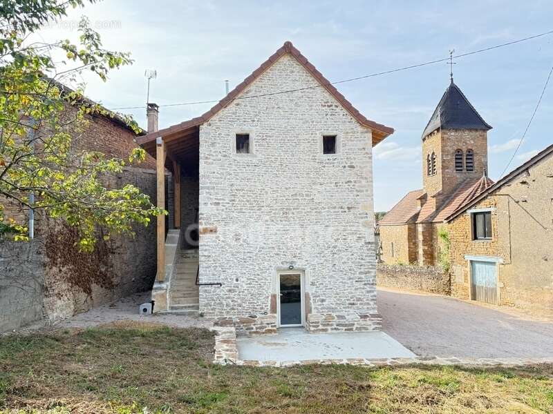 Le charme de l’ancien, le confort du moderne – Maison rénovée de 124 m² à Saint-Maurice-de-Satonnay - photo 4