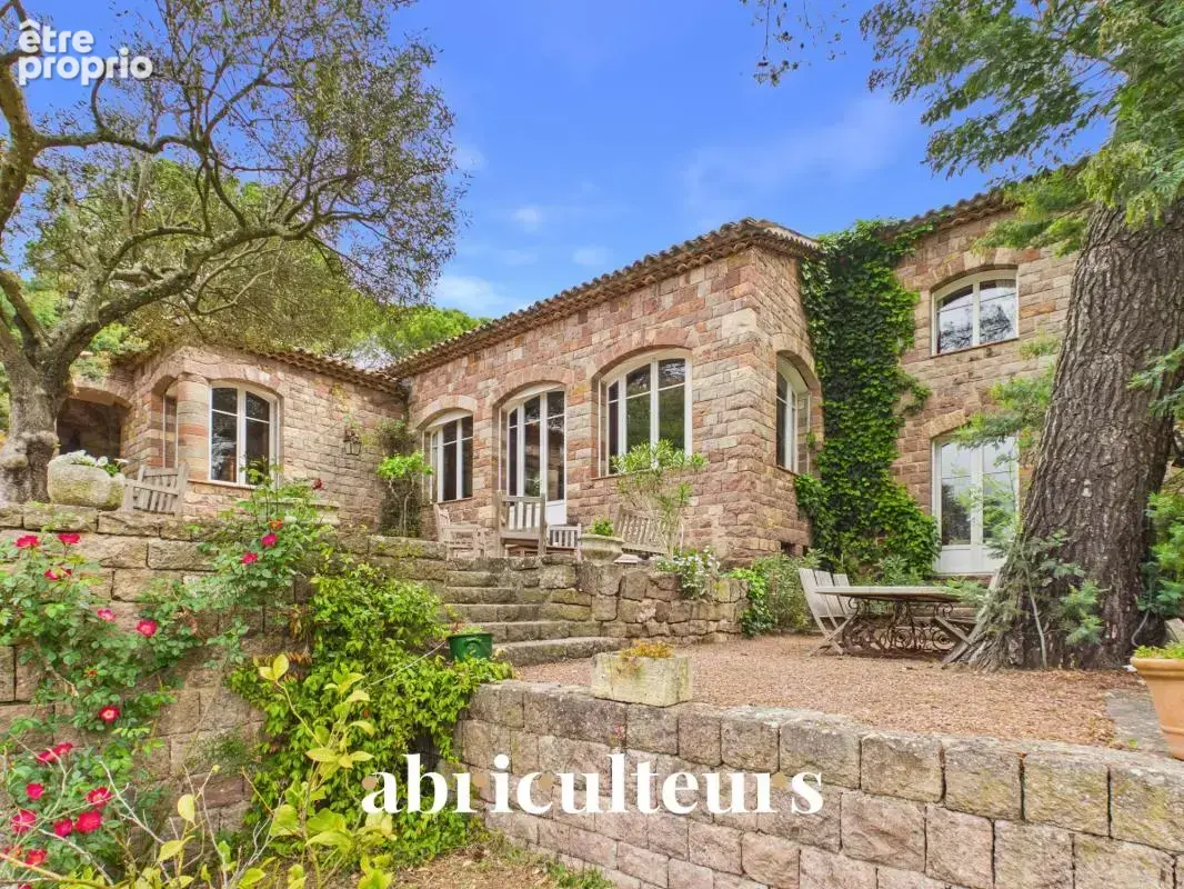 Mas d’exception – 300 m² – Domaine confidentiel de 1 hectare en vente à Saint-Raphaël (83700) - photo 3