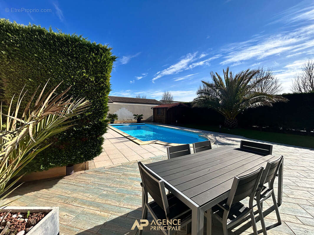 Aytré Maison familiale avec piscine, vie de plain-pied et 3 garages -141m2 - photo 3