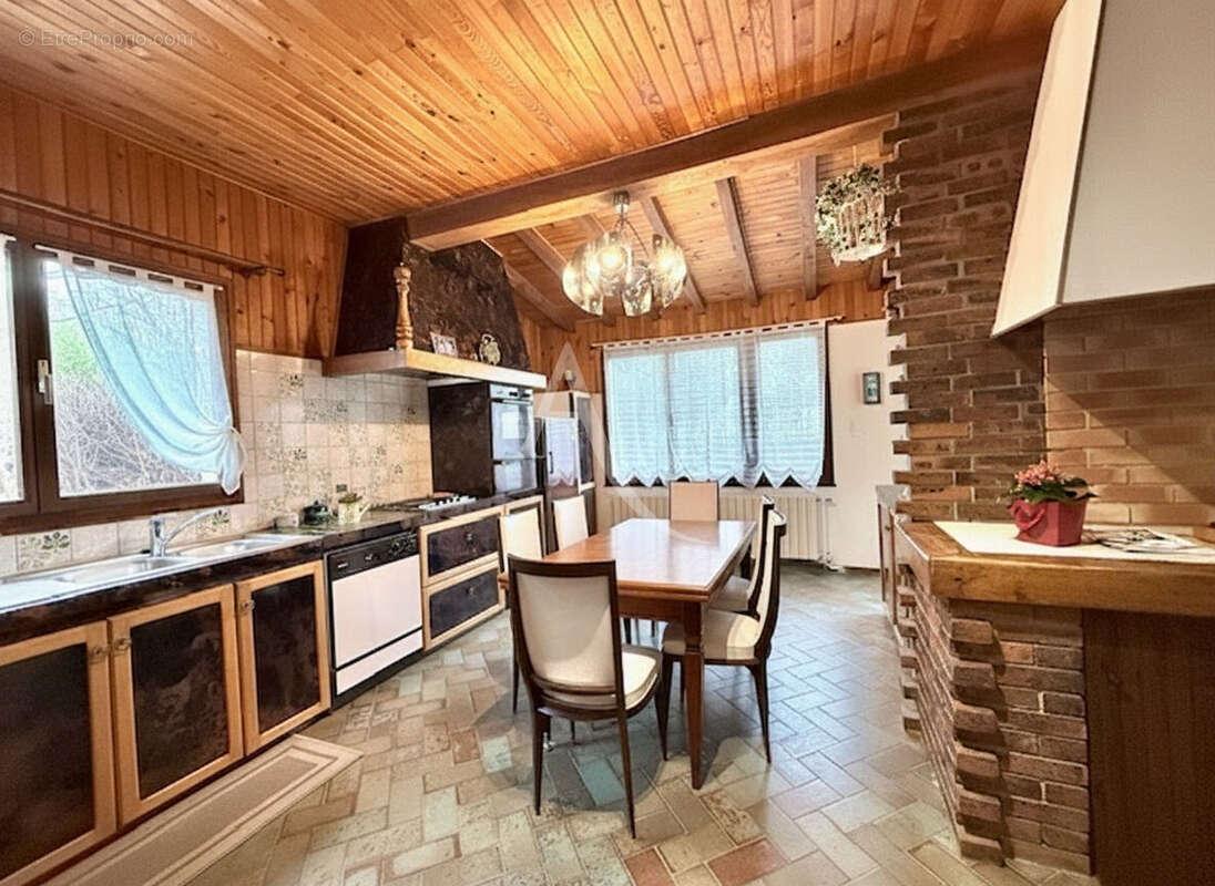 Maison 258 m² à Villeneuve-Saint-Denis  - photo 10