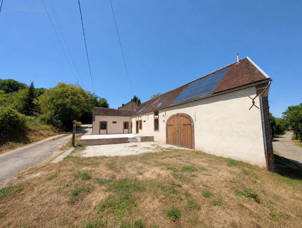Sur la commune de St Aubin-Château-Neuf, maison de 157m2 habitable et jardin de 550m2 + 2600m2 en face - photo 2