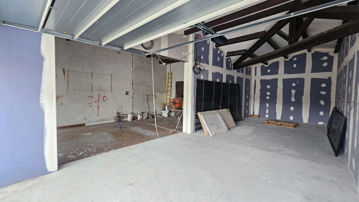 Commerce à CHATEAUNEUF-LES-MARTIGUES