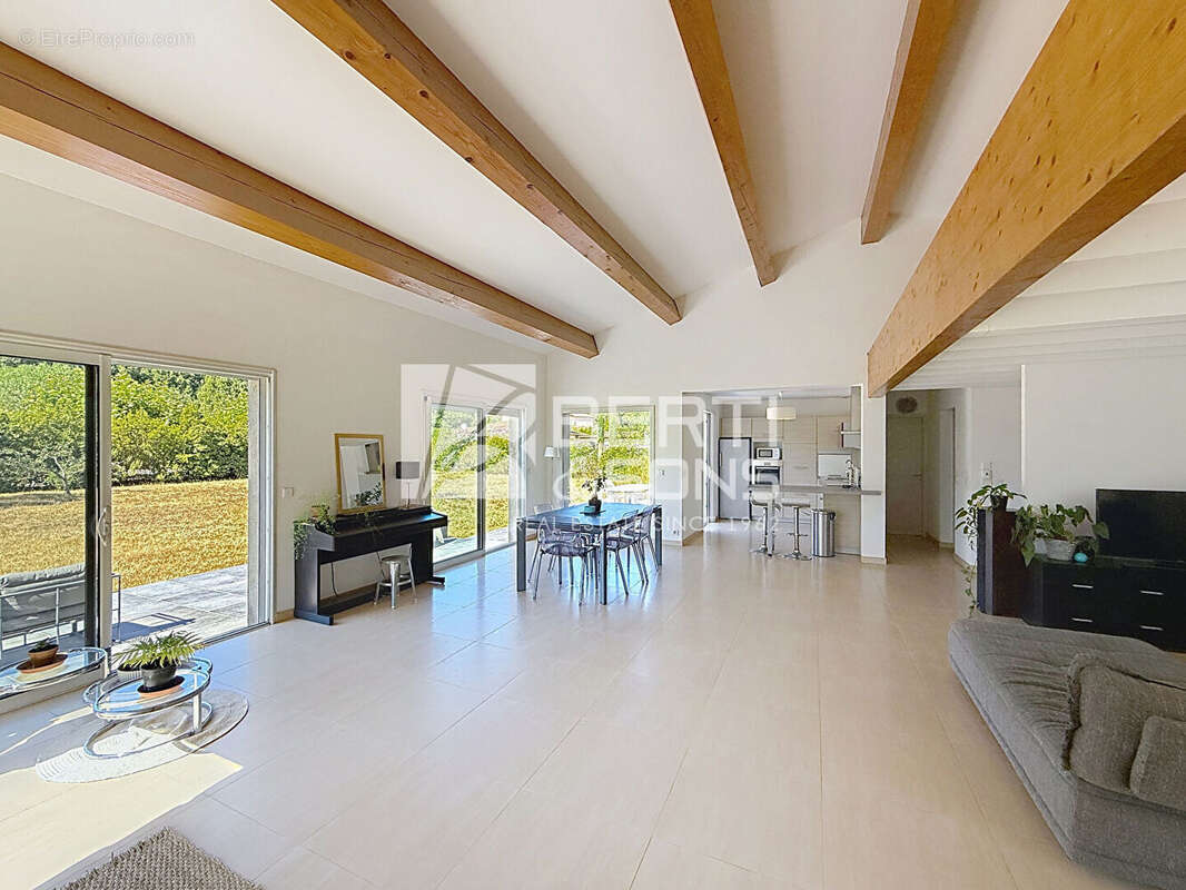 Maison à CHATEAUNEUF-GRASSE