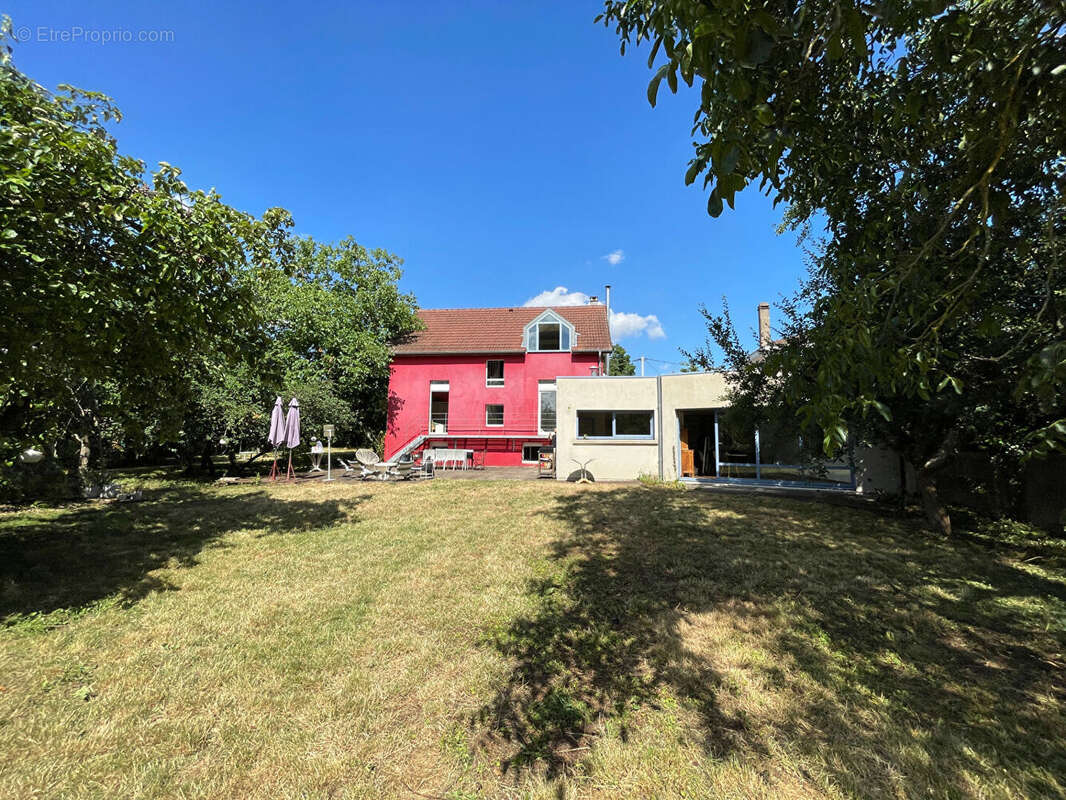 Maison familiale et contemporaine sur 17 ares de terrain à Woippy, garage. - photo 15