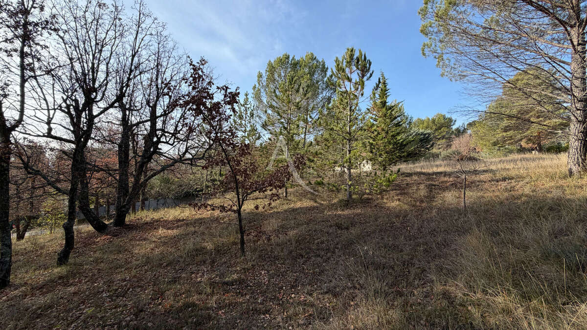 Terrain constructible de 1300m2 a pierrevert - photo 6