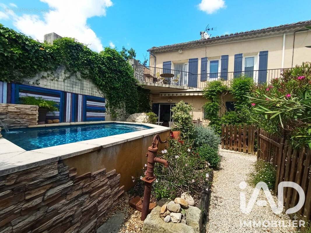Maison 10 pièces 282 m² · à Serignan-du-Comtat · 282 m² · 357 000 €