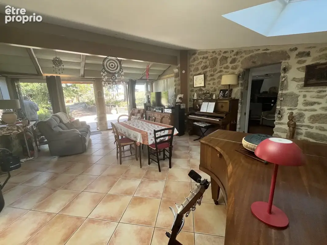 Maison  en pierre 170 m2 avec 8 000 m2 de terrain à saint georges les bains ( 07800) - photo 8