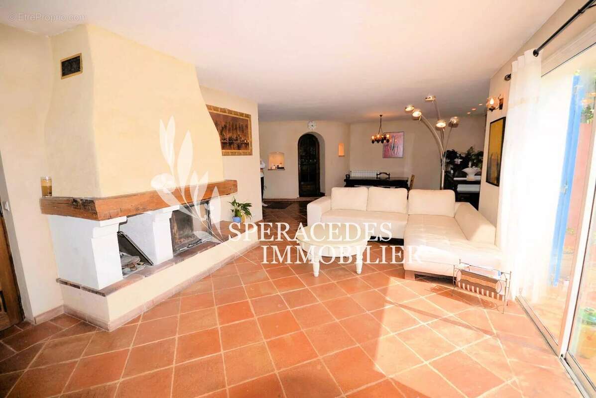 Maison à SAINT-CEZAIRE-SUR-SIAGNE