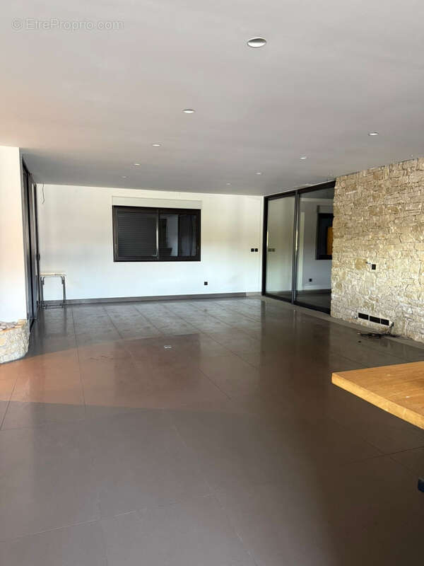 Commerce à BOURG-LES-VALENCE