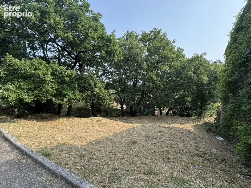 Terrain à LES MAYONS