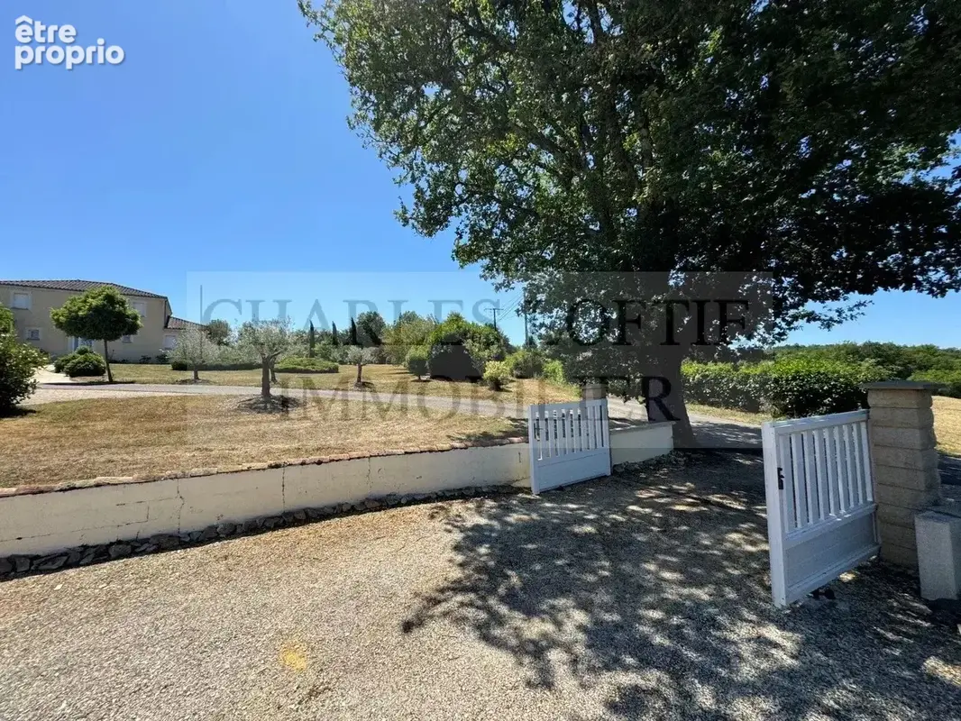 Maison de construction récente de plain-pied avec garage, piscine sur plus de 1500 m² de terrain - photo 17