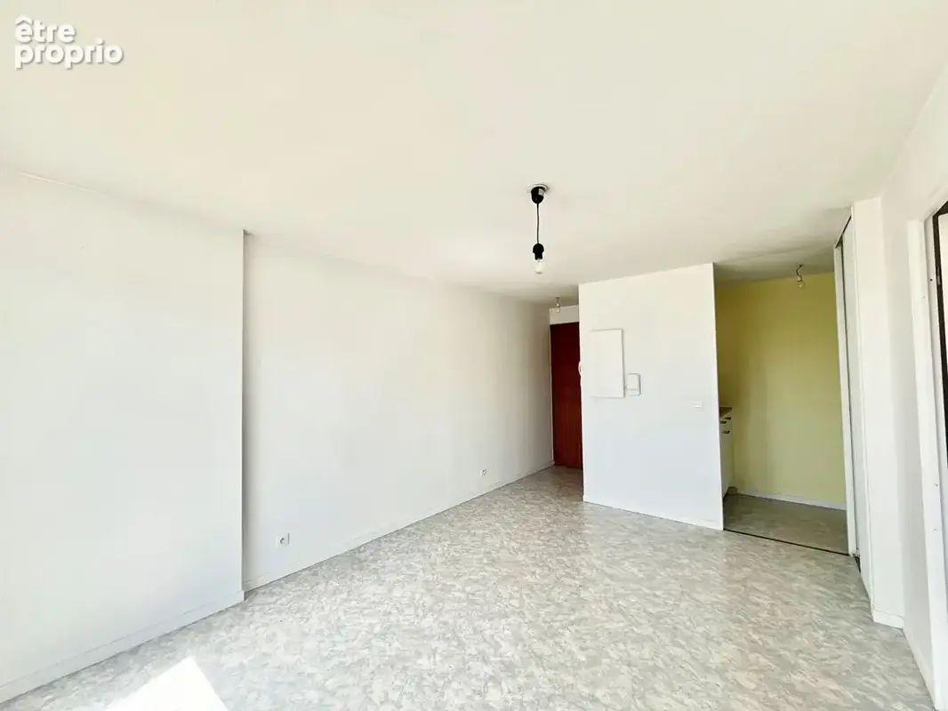 Appartement Caen 2 pièce(s) 33.32 m2 - vendu libre - place de parking privative - belle orientation - vue dégagée - photo 4