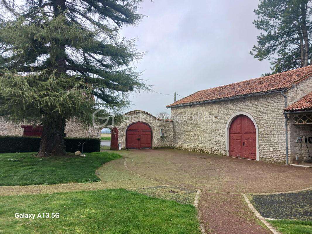Ancien prieuré rénové – propriété de charme avec dépendances, gite, piscine & tennis - photo 3