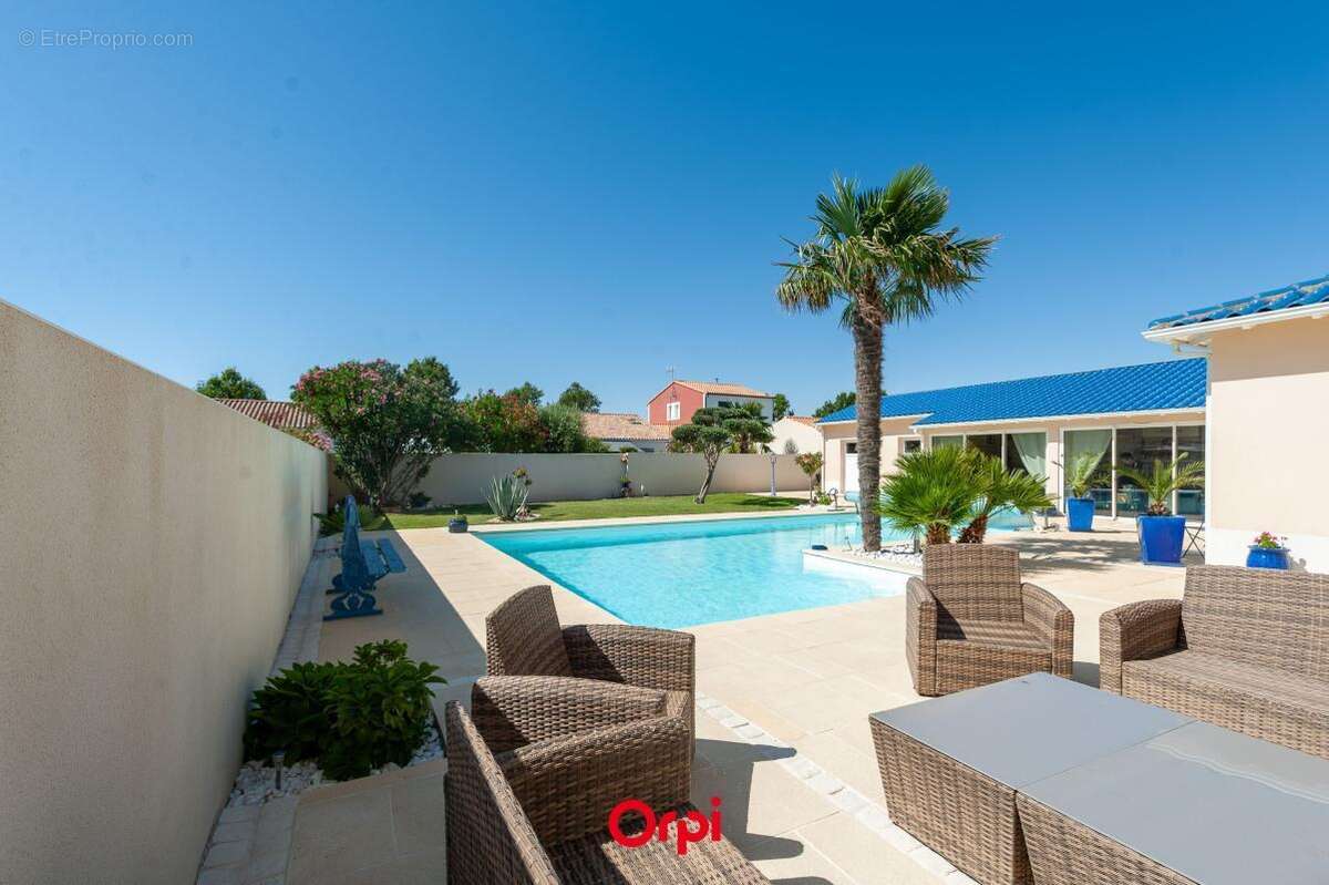 Elégante villa familiale avec piscine chauffée et garage triple - photo 7