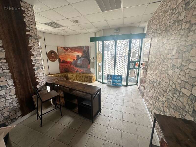 Commerce à CHATEAUNEUF-DU-FAOU