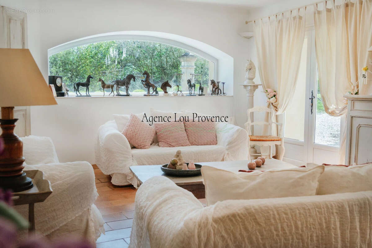 Maison 292 m² à Lamanon  - photo 9