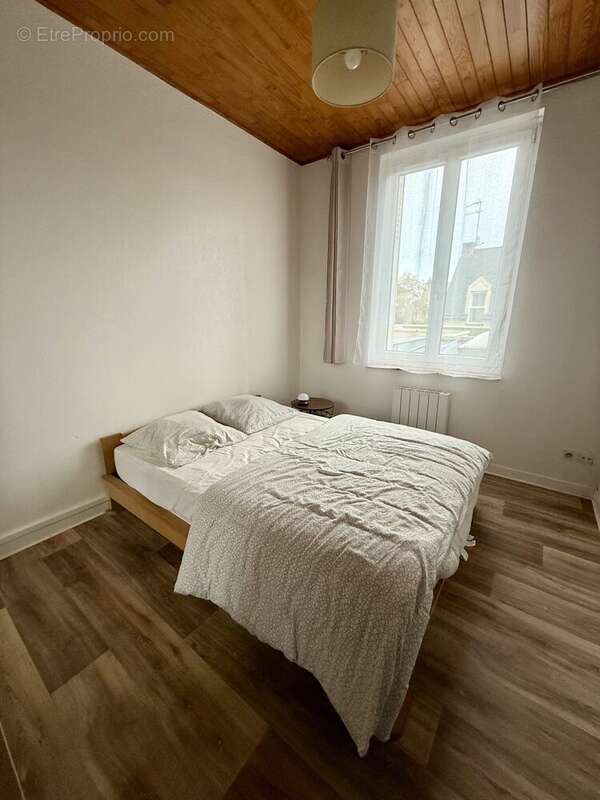 Chambre avec placard - Appartement à RENNES