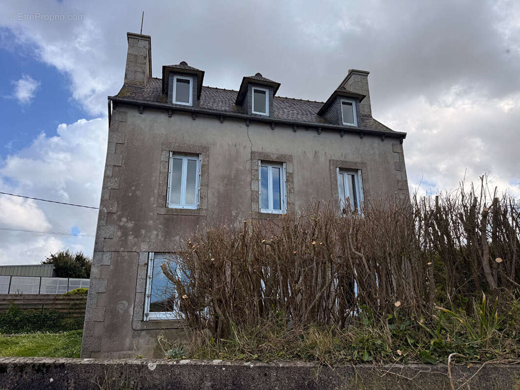 Maison à PLOUGOULM