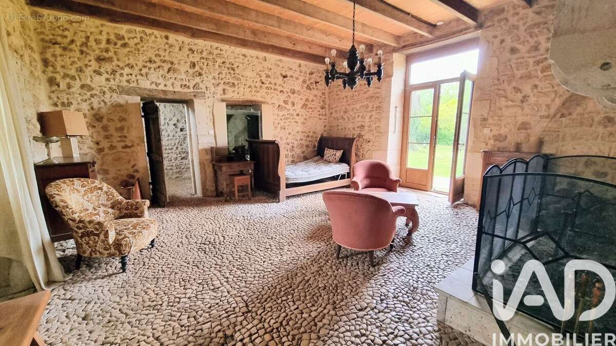 Maison 361 m² à La Tache  - photo 6