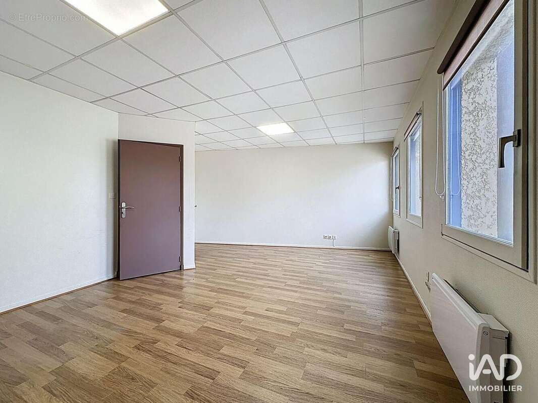 Photo 8 - Commerce à LENTILLY