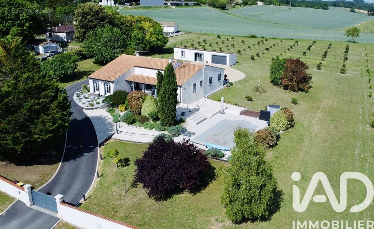 Photo 2 - Maison à ROULLET-SAINT-ESTEPHE