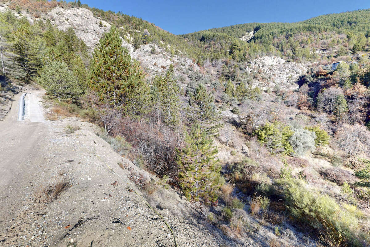 Terrain à PUGET-THENIERS