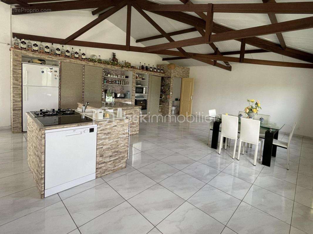 97310 – kourou – propriété d’exception sur 2,6 hectares – maison 5 pièces – piscine – suite parentale – 3 chambres de 21 m² avec - photo 5