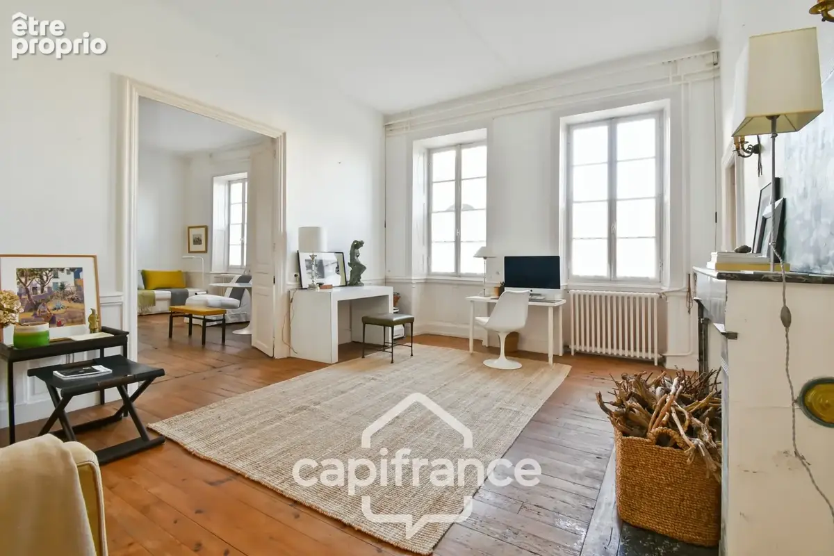 En CHARENTE MARITIME, A SAINT JEAN D'ANGELY (17), Maison de caractère à vendre 12 pièces  avec jardin, proche commerces - photo 2