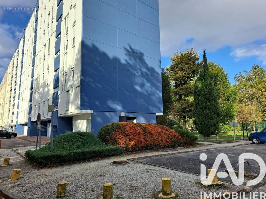 Photo 1 - Parking à MERIGNAC