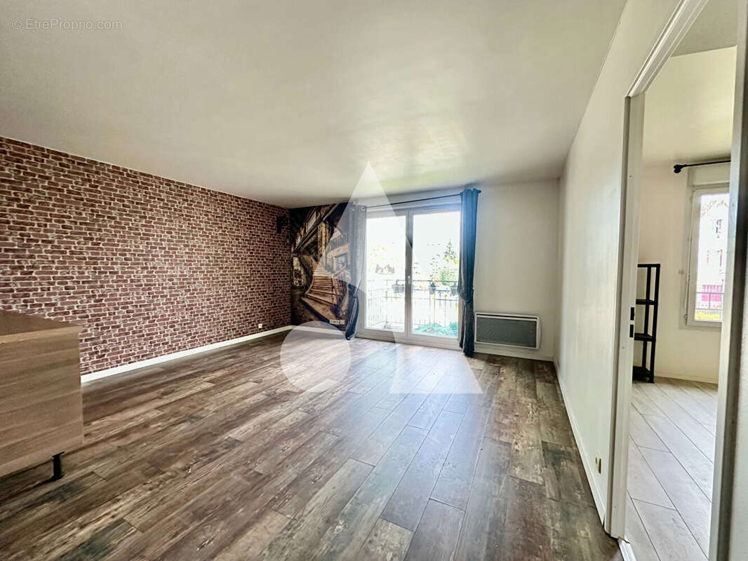 Appartement à LE COUDRAY-MONTCEAUX