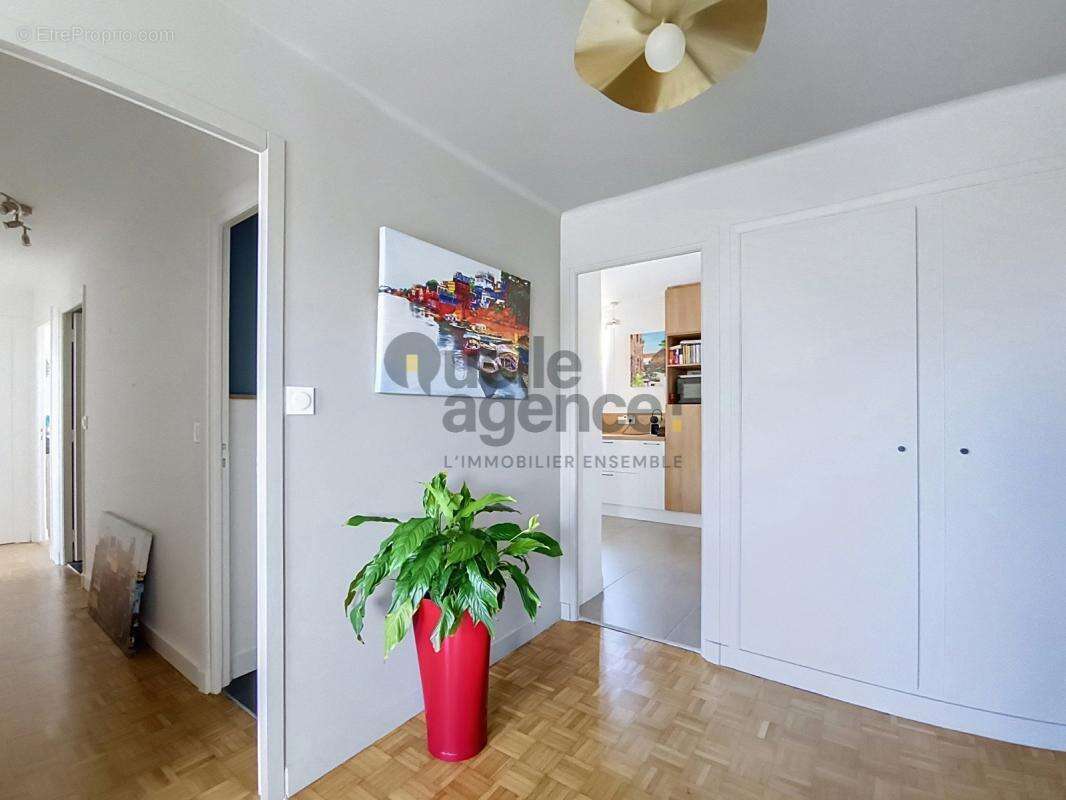 Clé en main : T4 rénové, balcon spacieux et parking privé - photo 6