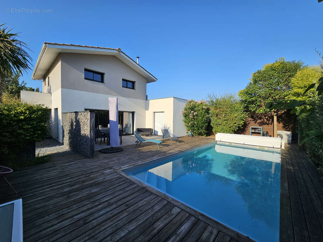 Maison familiale avec piscine à Avensan - photo 2