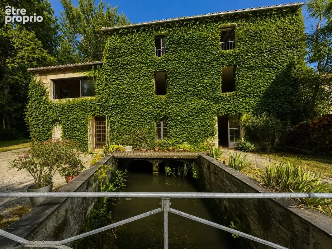 Facade avec pont sur le cours d'eau LE SAP