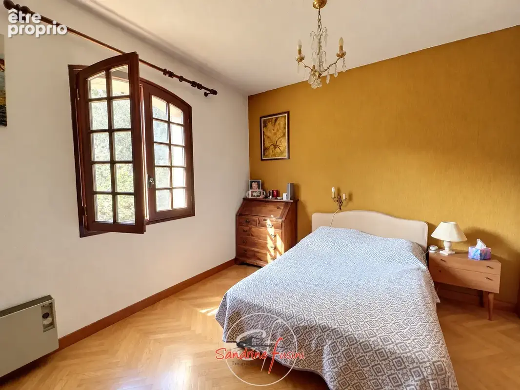 Villa de caractere - beaux volumes - piscine et terrain - photo 12