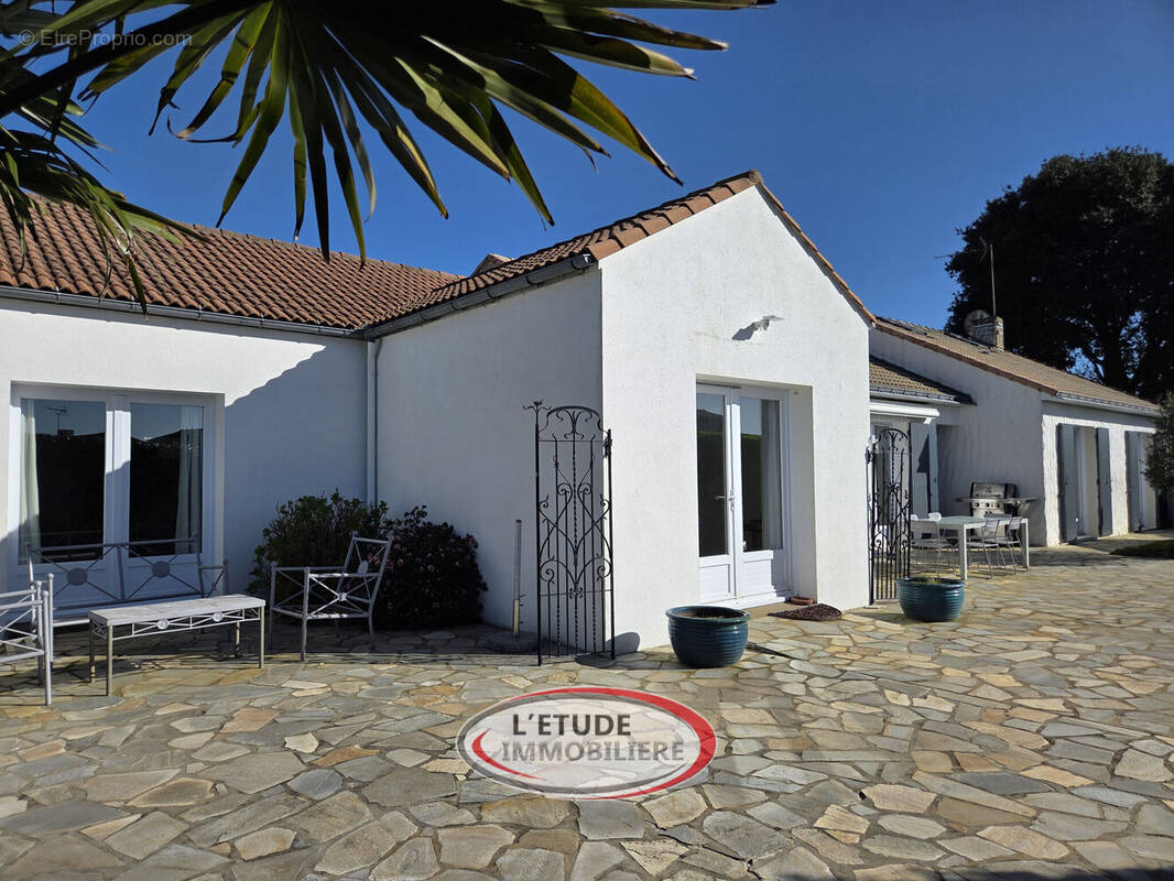 Photo 1 - Maison à SAINT-HILAIRE-DE-CHALEONS
