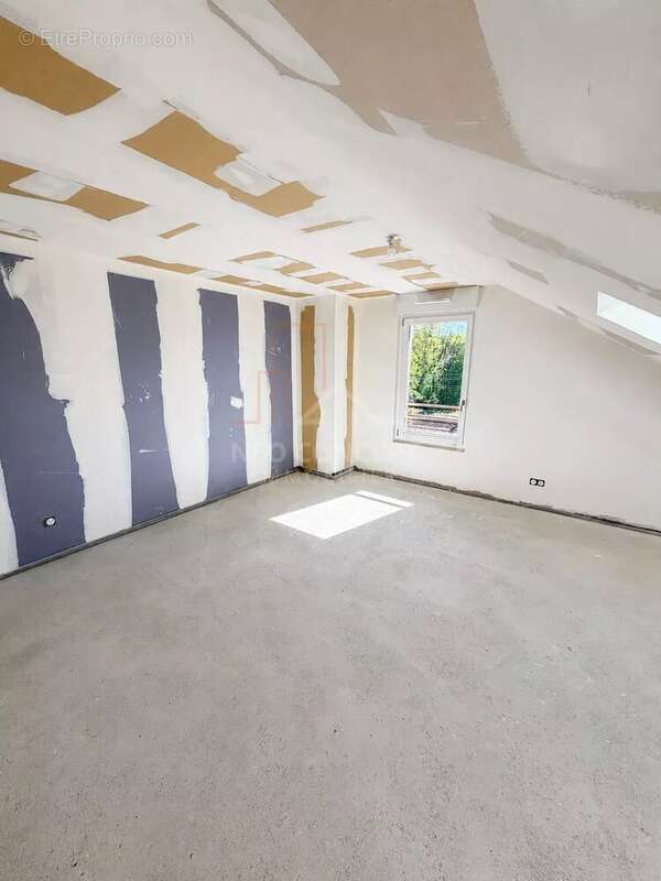 STRASBOURG  Duplex 4 pièces en attique  98,60 m² habitables et 113,15 m² au sol  Terrasse de 38,90 m² - photo 4