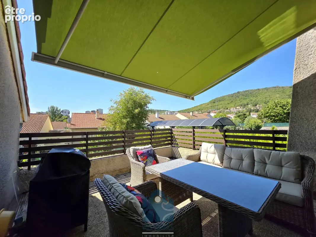 Maison individuelle neuf pièces avec terrasse, jardin et stationnements - photo 14